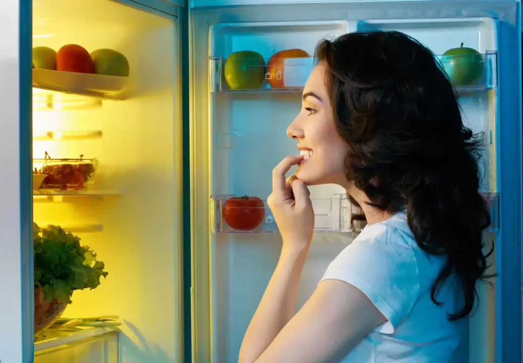 menina olha na geladeira durante a rápida perda de peso