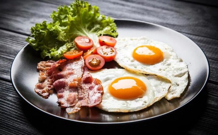 Dois ovos de dois ovos com bacon
