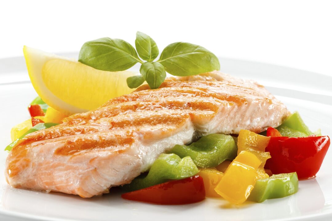 Peixe cozido no vapor ou grelhado em uma dieta rica em proteínas
